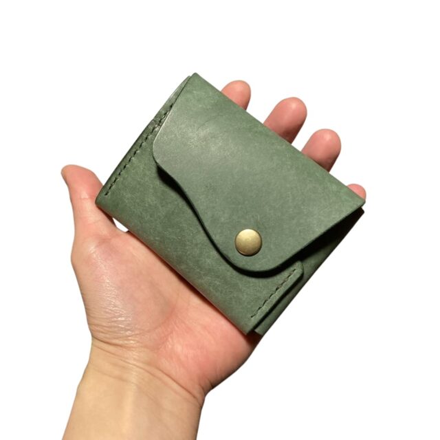 クロスフラップ ミニウォレット マヤ ダークグリーン メイン