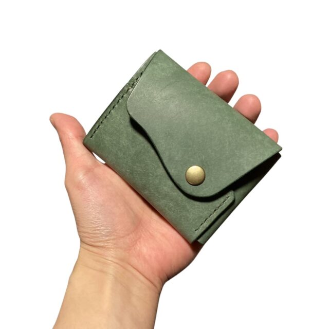 クロスフラップ ミニウォレット マヤ ダークグリーン メイン
