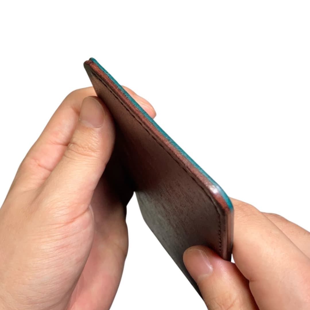 お札だけの長財布 小銭入れなしのメリット実感 イタリアンレザーの個性的バイカラーモデル 革の断面