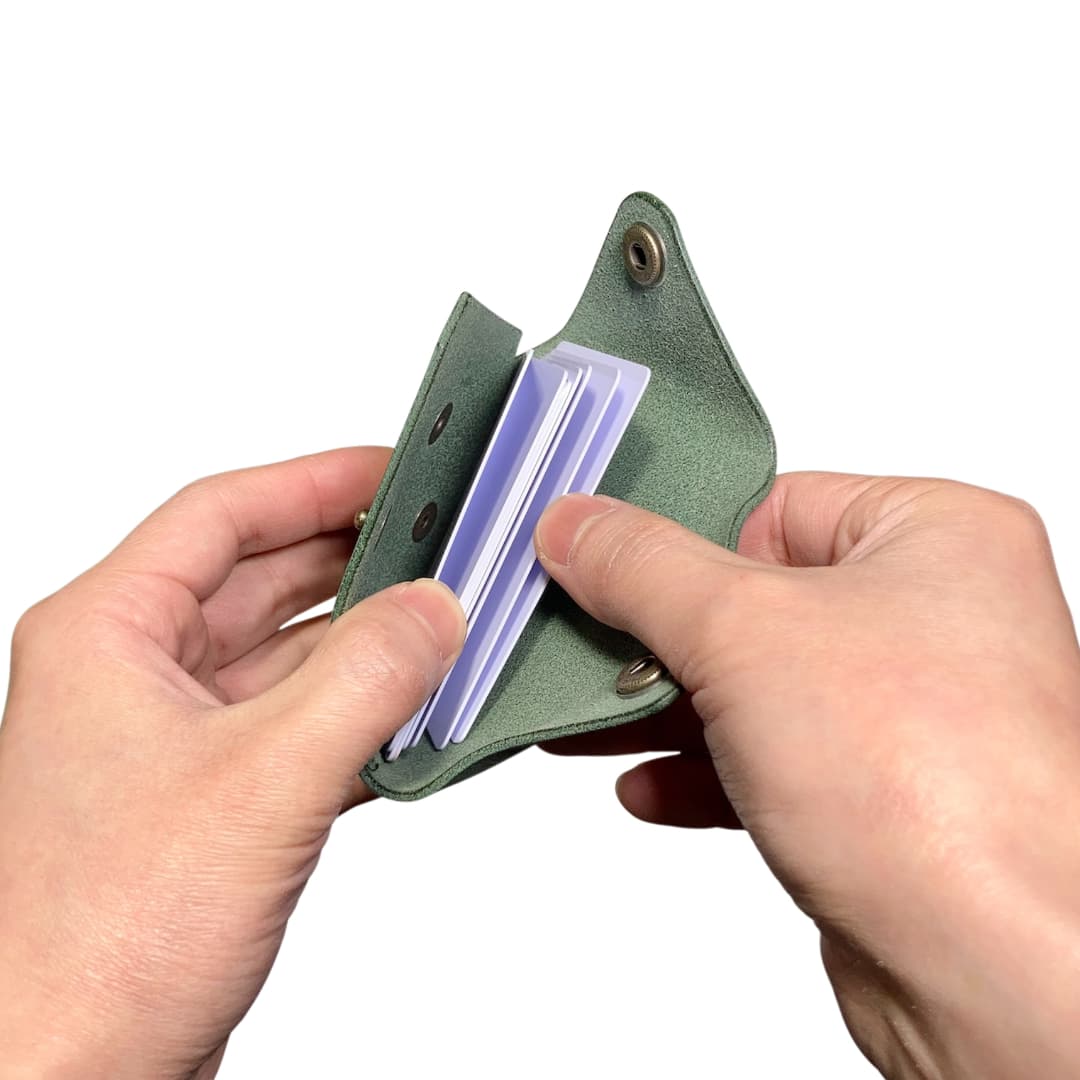 イタリアンレザーのシームレスカードケース 容量