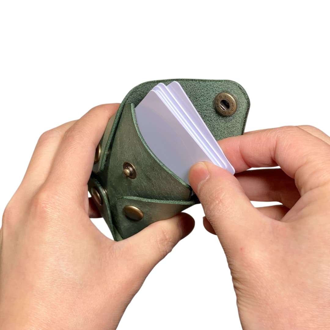 イタリアンレザーのシームレスカードケース 使用イメージ