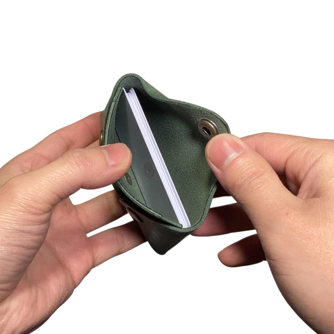 イタリアンレザーのシームレスカードケース ポケット