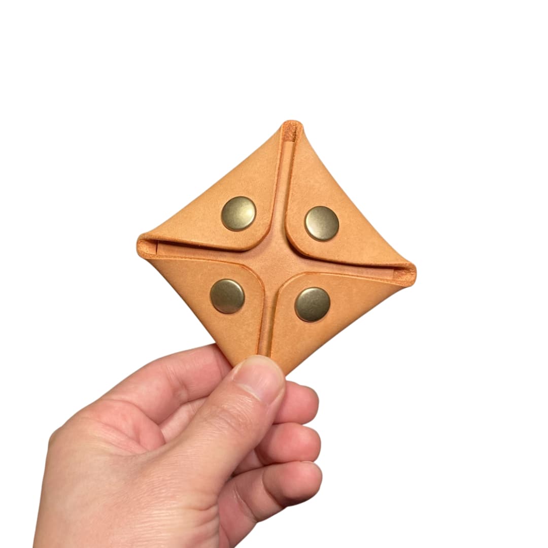 マヤショルダーレザー スクエアコインケース 手に持った状態