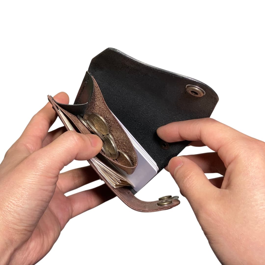 ブラック ブラウン クロスフラップミニウォレット 使用イメージ