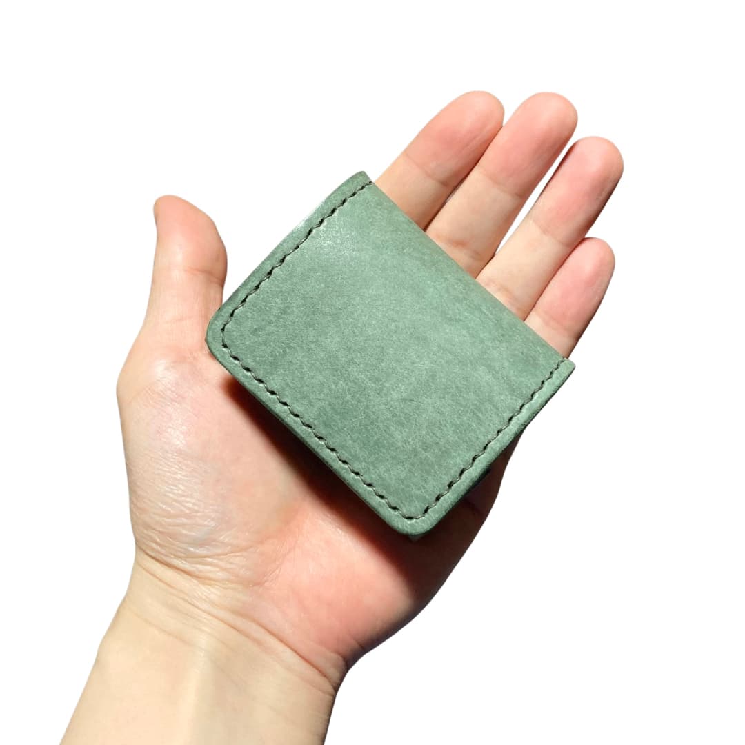 マヤショルダー ボックスコインケース バイカラー 手に持った状態