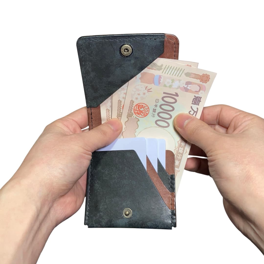 お札とカードだけのミニマリスト財布 使用イメージ