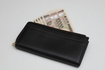 フォーマルにも使える｜シンプルな黒い革財布