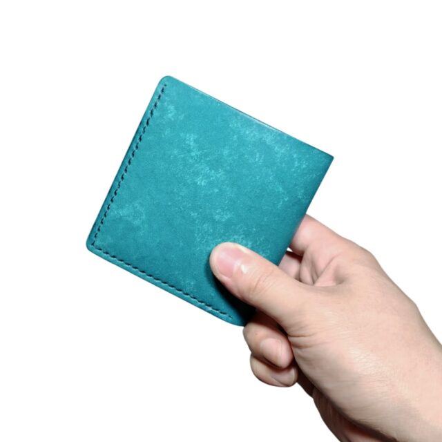 お札とカード入れのみ 小銭入れなしの二つ折り財布 メイン